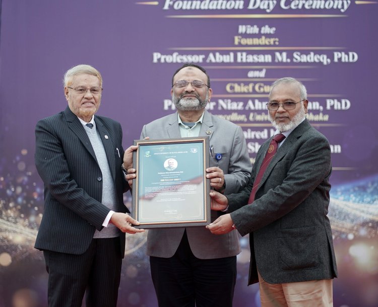 শিক্ষা নেতৃত্ব, গবেষণা ও জ্ঞানচর্চায় অবদানের স্বীকৃতিস্বরূপ অধ্যাপক ড. নিয়াজ আহমেদ খানের হাতে ‘এইউবি ফাউন্ডার অ্যাওয়ার্ড–২০২৬’ তুলে দেওয়া হচ্ছে।
