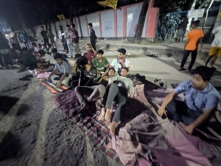 আজ শনিবার রাতে সড়কে বিছানা পেতে অবস্থান নিয়েছেন ঢাকা পলিটেকনিক ইনস্টিটিউটের শিক্ষার্থীরা ছবি: আজকের পত্রিকা