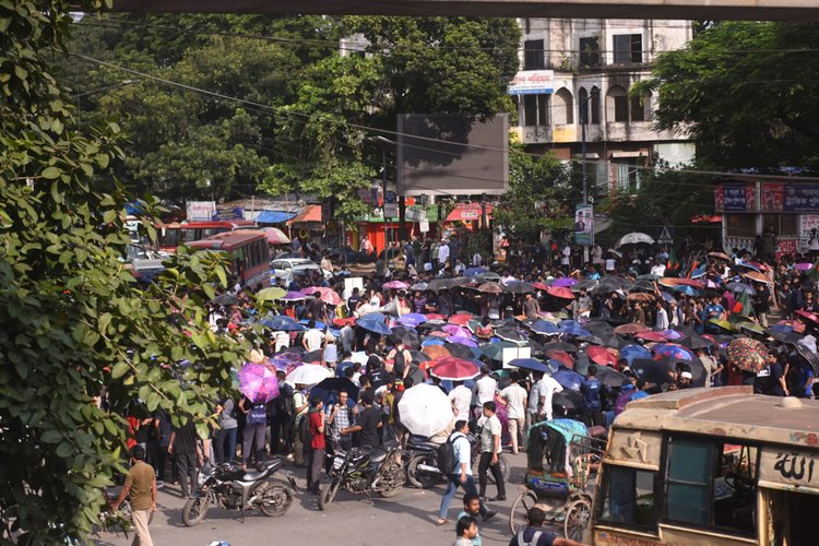 শাহবাগের শিক্ষার্থীদের সড়ক অবরোধ। ছবি: আজকের পত্রিকা