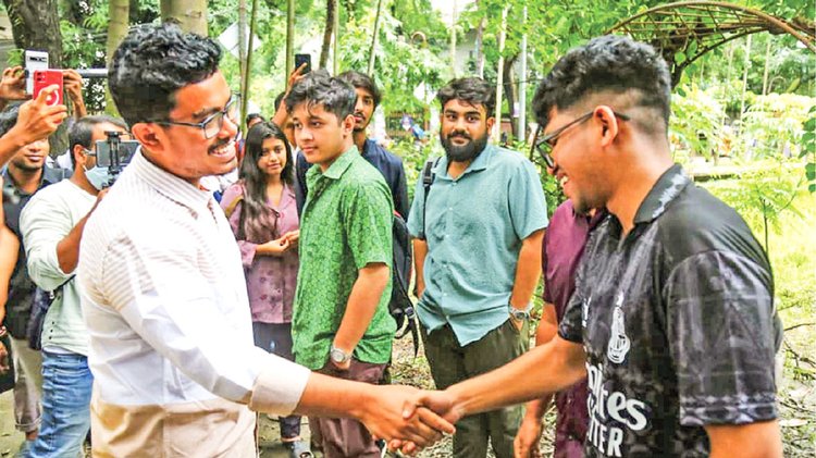 শিক্ষার্থীদের সঙ্গে কুশল বিনিময় করেন ডাকসু নির্বাচনে ভিপি পদপ্রার্থী সাদিক কায়েম। গতকাল বিশ্ববিদ্যালয়ের ব্যবসায় শিক্ষা অনুষদে। ছবি: ফোকাস বাংলা