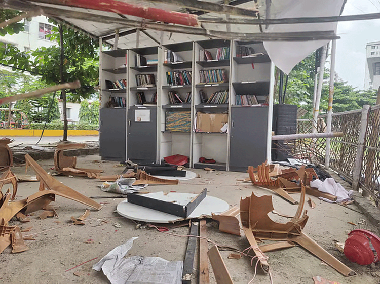 লাইব্রেরি ভাঙচুরের সময় হামলায় আহত সাবেক বৈষম্যবিরোধী নেতারা। ছবি: সংগৃহীত