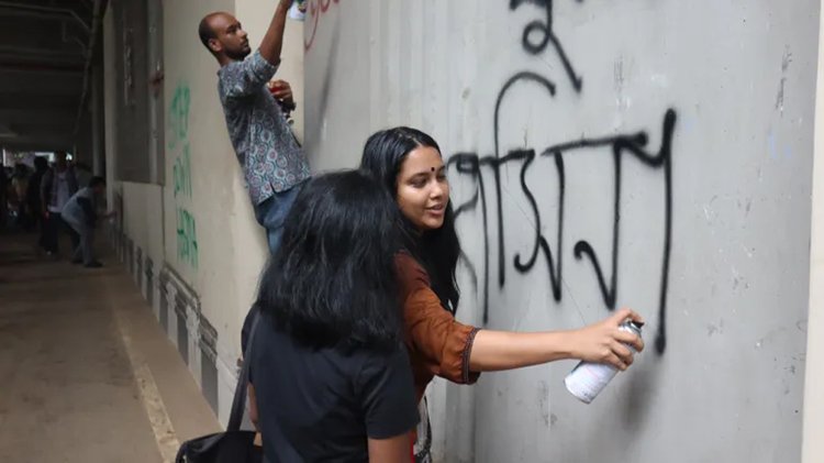 ঢাকার বিভিন্ন সড়কের দেয়ালে শেখ হাসিনার বিরুদ্ধে গ্রাফিতি ও স্লোগান লেখেন আন্দোলনকারীরা। ছবি: আল-জাজিরার সৌজন্যে
