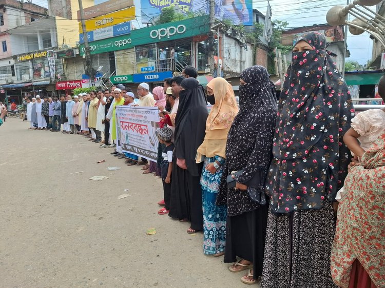 আজ শুক্রবার দুপুরে সখীপুর তালতলা চত্বরে মানববন্ধনে অংশ নেন নিহত রাজ্জাক মাহমুদের পরিবারের সদস্য ও স্বজনেরা। ছবি: আজকের পত্রিকা