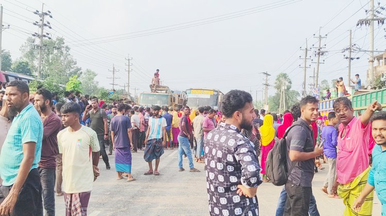 শ্রমিকদের মহাসড়ক অবরোধ। ছবি: আজকের পত্রিকা