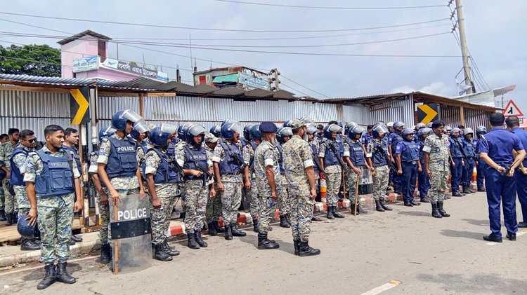 আইনশৃঙ্খলা রক্ষাকারী বাহিনীর সদস্যদের টহল। ছবি: আজকের পত্রিকা
