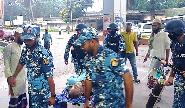 ভোলায় অসুস্থ ব্যক্তিকে কোস্ট গার্ডের সেবা। ছবি: সংগৃহীত