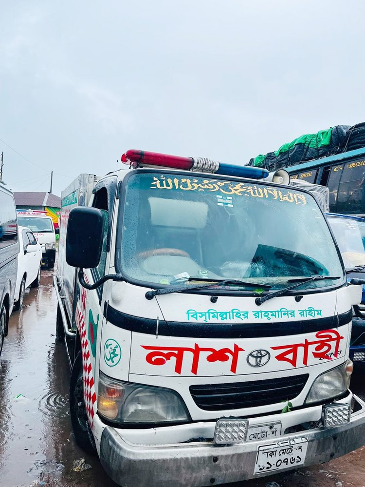 বরিশালের লাহারহাট ফেরিঘাটে আটকা পড়া লাশবাহী গাড়ি ও অ্যাম্বুলেন্স। ছবি: সংগৃহীত