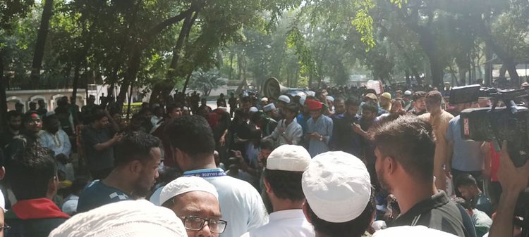বাসভবন যমুনার সামনে এনসিপির নেতা-কর্মীদের বিক্ষোভ। ছবি: আজকের পত্রিকা