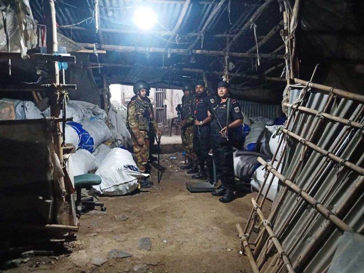 খিলক্ষেতের একটি পলিথিন কারখানায় বৃহস্পতিবার (১৫ মে) সন্ধ্যায় যৌথ অভিযান চালায় সেনাবাহিনী ও র‍্যাব। ছবি: সংগৃহীত