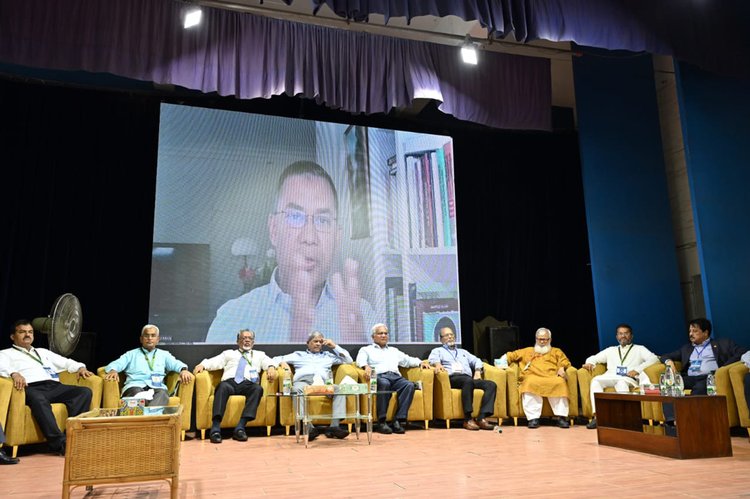 জাতীয় কাউন্সিল অধিবেশনে বক্তব্য দিচ্ছেন বিএনপির ভারপ্রাপ্ত চেয়ারম্যান তারেক রহমান। ছবি: আজকের পত্রিকা