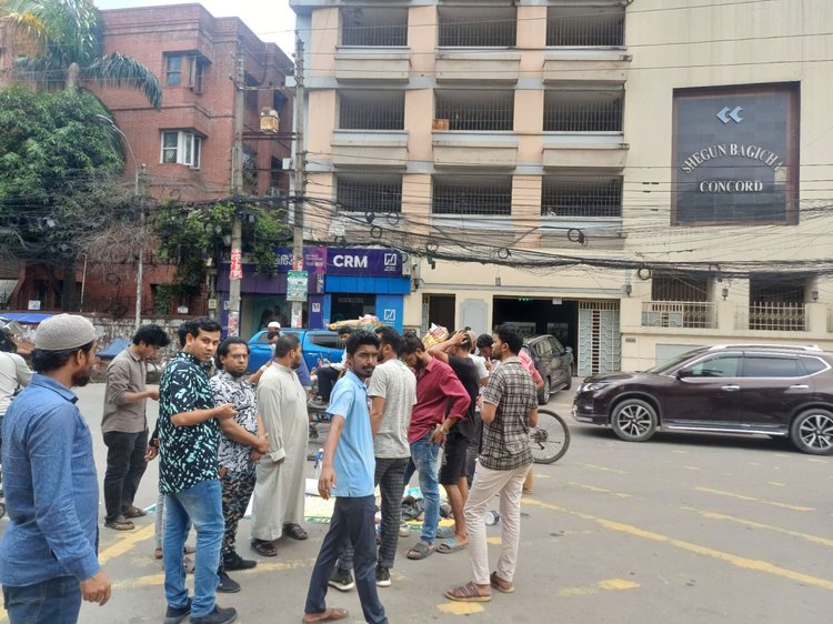 ফজলুর রহমানকে গ্রেপ্তারের দাবিতে সোমবার সকাল থেকে বাসার সামনে অবস্থান নিয়েছে একদল লোক। ছবি: আজকের পত্রিকা