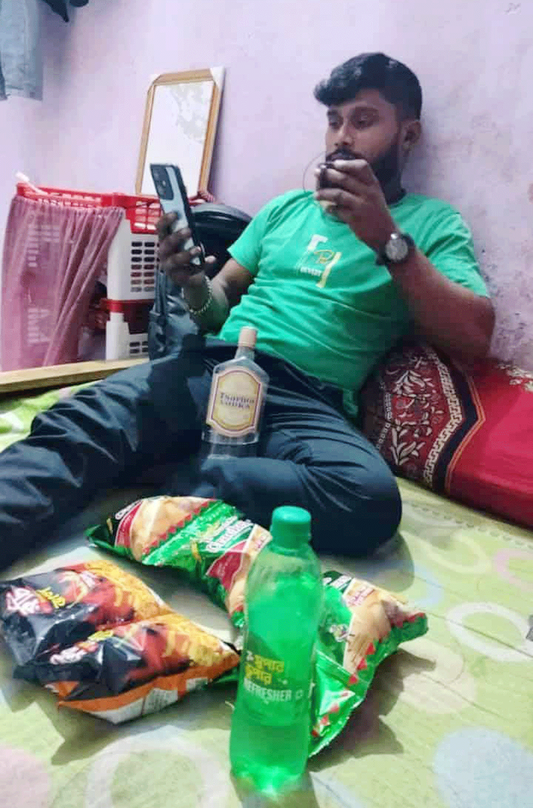 যৌথ বাহিনীর অভিযানে আটক কিশোর গ্যাংয়ের সদস্যরা। ছবি: সংগৃহীত
