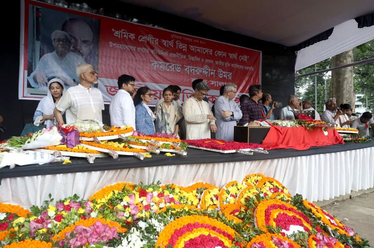 সোমবার সকাল থেকে কেন্দ্রীয় শহীদ মিনারে বদরুদ্দীন উমরকে শেষ শ্রদ্ধা জানান সর্বস্তরের মানুষ। ছবি: আজকের পত্রিকা