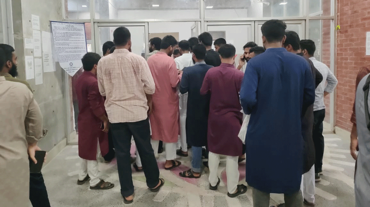 জাকসু নির্বাচনে ভোটগ্রহণ শুরু হয়েছে। ছবি: আজকের পত্রিকা