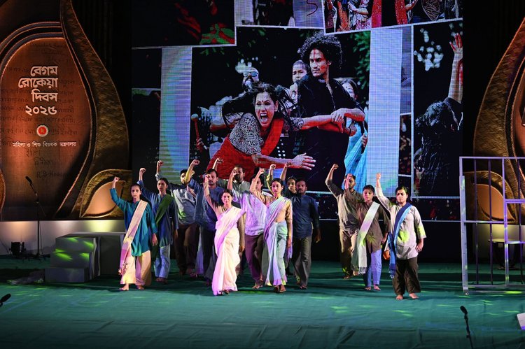 এ বছরও নারীশিক্ষা, নারী অধিকার, মানবাধিকার এবং নারী জাগরণে অসাধারণ অবদানের স্বীকৃতিস্বরূপ চার বিশিষ্ট নারীকে রোকেয়া পদক প্রদান করা হয়েছে। ছবি: আজকের পত্রিকা