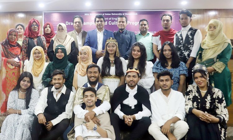 শিক্ষক-শিক্ষিকাদের সঙ্গে নাটকে অভিনয়কারী শিক্ষার্থীরা। ছবি: সংগৃহীত