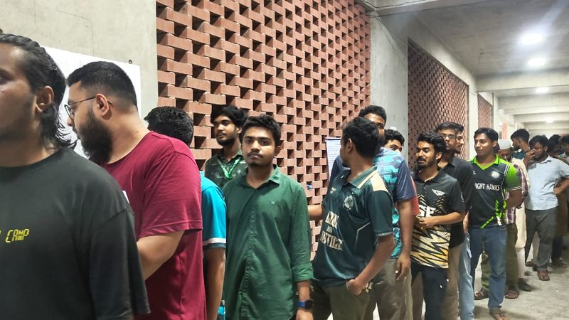 কাজী নজরুল ইসলাম হল ভোটকেন্দ্রে সন্ধ্যা ৭টায়ও ভোটগ্রহণ চলছে