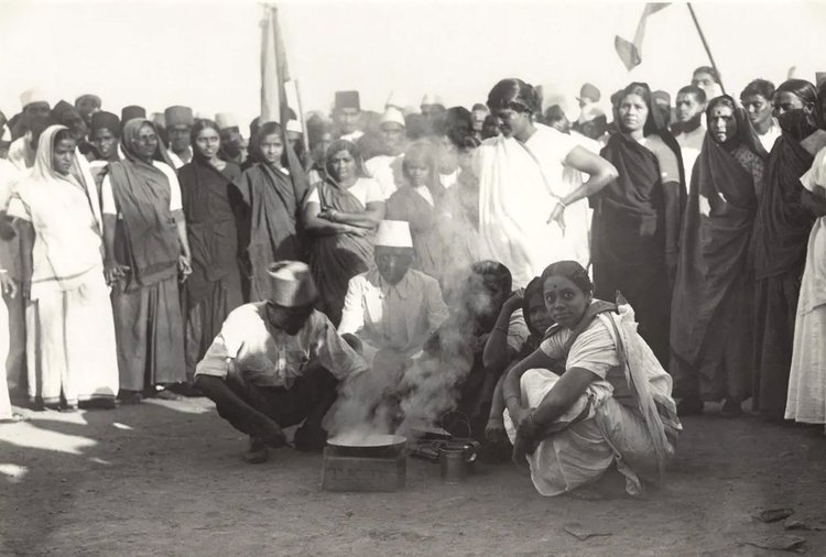 আন্দোলনের অংশ হিসেবে লবণ তৈরির জন্য সমুদ্রের পানি সংগ্রহ করতে বোম্বের চৌপাট্টা সৈকতে নারীরা। ছবি: বিবিসি