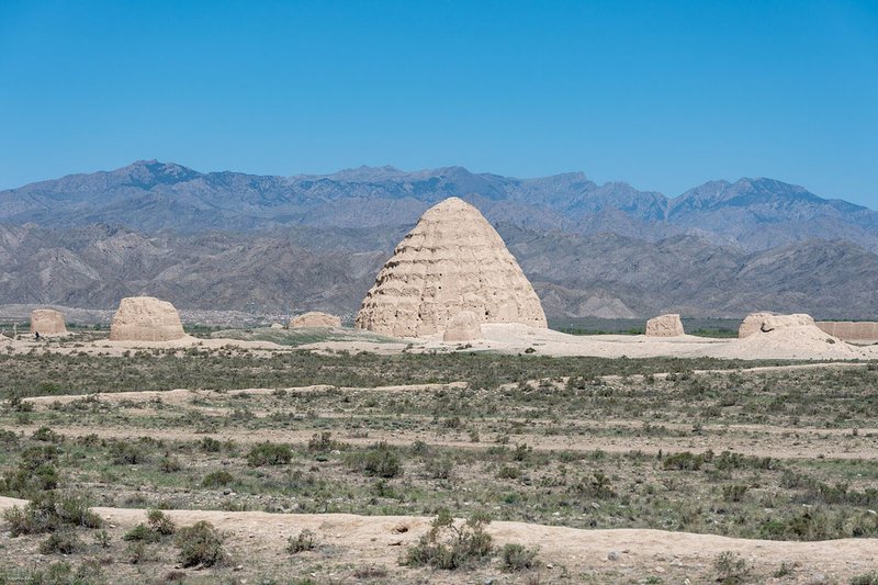 Xixia-Imperial-Tombs,-China-wiki