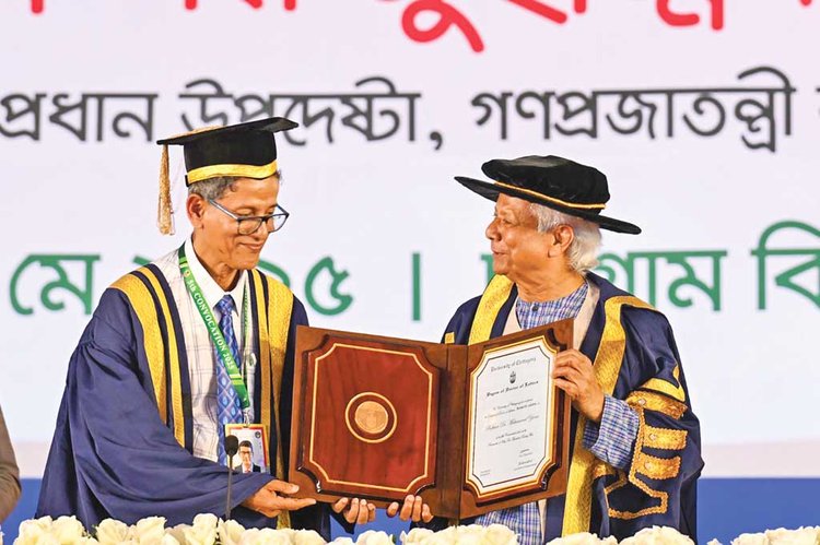 চবির পঞ্চম সমাবর্তনে উপস্থিত ছিলেন অন্তর্বর্তী সরকারের প্রধান উপদেষ্টা নোবেলজয়ী অর্থনীতিবিদ ও চবির সাবেক শিক্ষক অধ্যাপক ড. মুহাম্মদ ইউনূস।