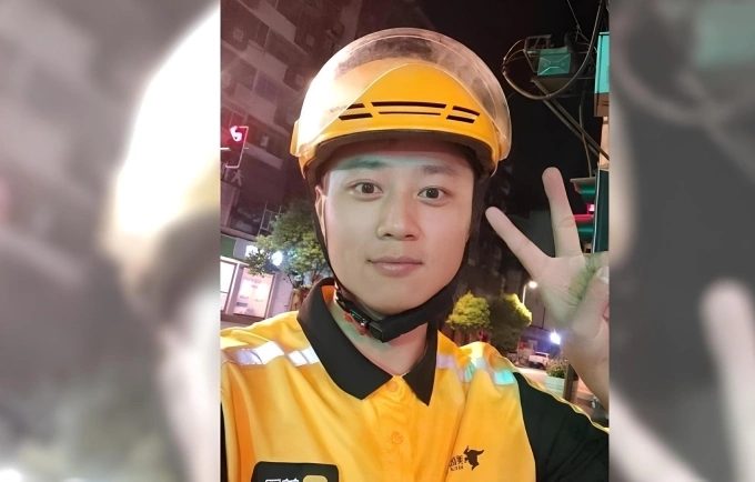 চীনের সাংহাই শহরের ঝাং শুয়েচিয়াং। ফুড ডেলিভারি করতে মাত্র পাঁচ বছরে বাংলাদেশের মুদ্রায় প্রায় ১ কোটি ৯৩ লাখ ৭৬ হাজার টাকার সমান আয় করেন। ছবি: এসইটিএন