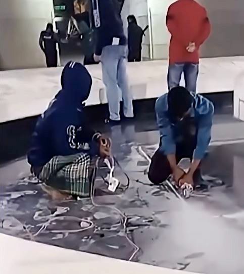 শহীদ প্রেসিডেন্ট জিয়াউর রহমানের কবরের ঠিক পূর্ব পার্শ্বে ৪ ফুট বাই ৭ ফুট নতুন কবর খোঁড়া হচ্ছে সাবেক প্রধানমন্ত্রী ও বিএনপির চেয়ারপারসন বেগম খালেদা জিয়ার। ছবি: ভিডিও থেকে নেওয়া