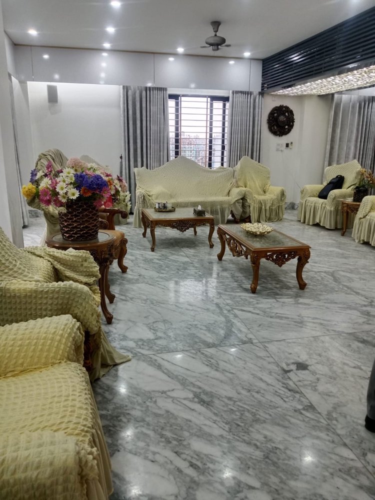 জিয়াউল আহসানের নারায়ণগঞ্জের জলসিঁড়ির আটতলা বাড়ির মালামালের তালিকা করছে দুদক। ছবি: আজকের পত্রিকা