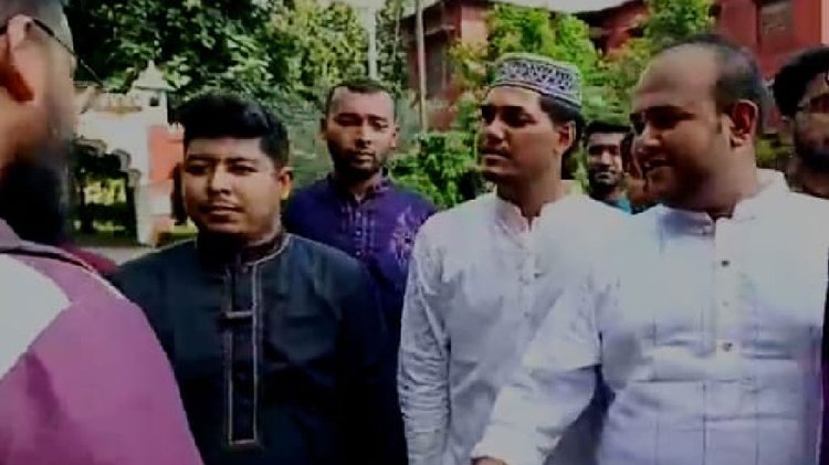 শুক্রবার শহীদুল্লাহ হলে জুমার নামাজ শেষে প্রচারণা চালান ছাত্রদলের ভিপি প্রার্থী আবিদুল। ছবি: আজকের পত্রিকা।