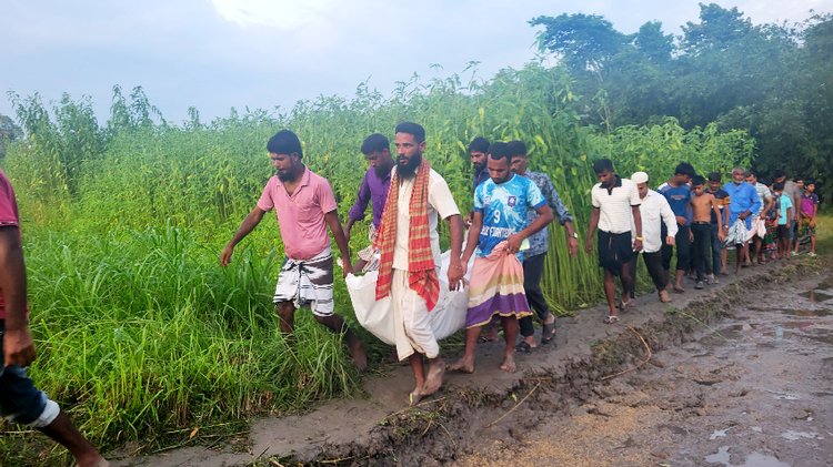 স্থানীয়দের সহায়তায় আওয়ামী লীগ নেতার মরদেহ উদ্ধার করে পুলিশ। ছবি: আজকের পত্রিকা