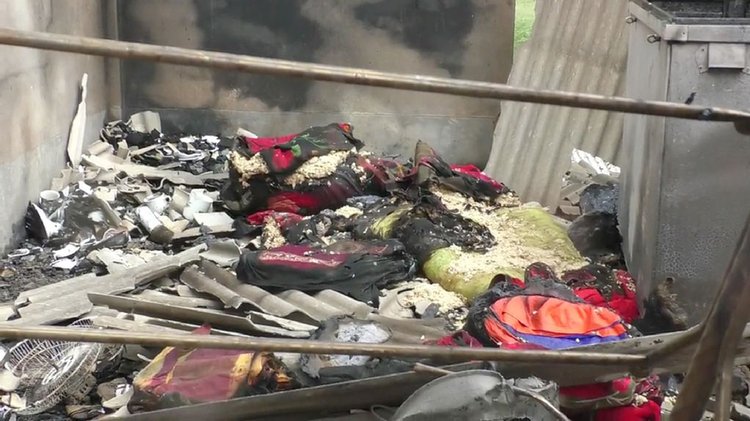 অভয়নগরে আগুনে ঘর হারা ১৮ পরিবারের মানবেতর জীবন। ছবি: আজকের পত্রিকা
