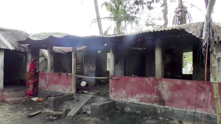 অভয়নগরে আগুনে ঘর হারা ১৮ পরিবারের মানবেতর জীবন। ছবি: আজকের পত্রিকা