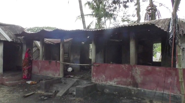 যশোরের অভয়নগরে হামলা, লুটপাট ও অগ্নিসংযোগে ক্ষতিগ্রস্ত ঘরবাড়ি। ছবি: আজকের পত্রিকা