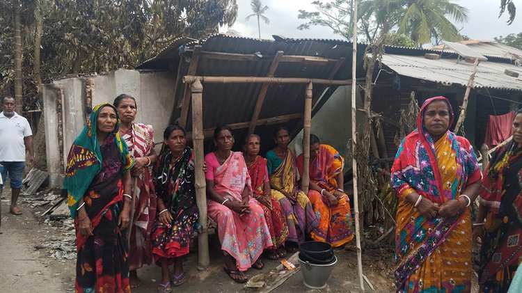 যশোরের অভয়নগরে হামলা, লুটপাট ও অগ্নিসংযোগে ক্ষতিগ্রস্ত ঘরবাড়ি। ছবি: আজকের পত্রিকা