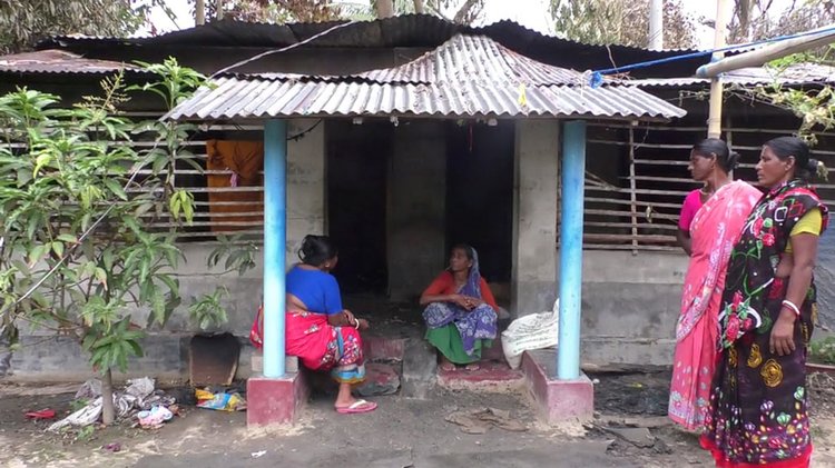 যশোরের অভয়নগরে হামলা, লুটপাট ও অগ্নিসংযোগে ক্ষতিগ্রস্ত ঘরবাড়ি। ছবি: আজকের পত্রিকা