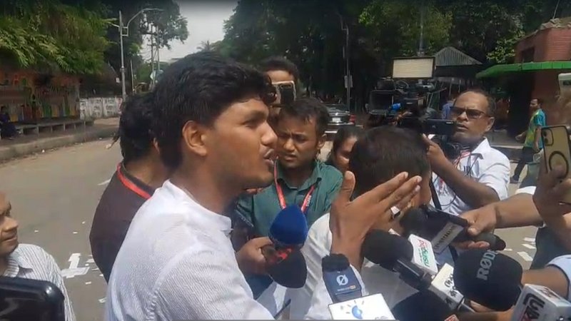 রিটার্নিং কর্মকর্তার অনুমতি নিয়েই কেন্দ্রে ঢুকেছি: ভিপি প্রার্থী আবিদুল