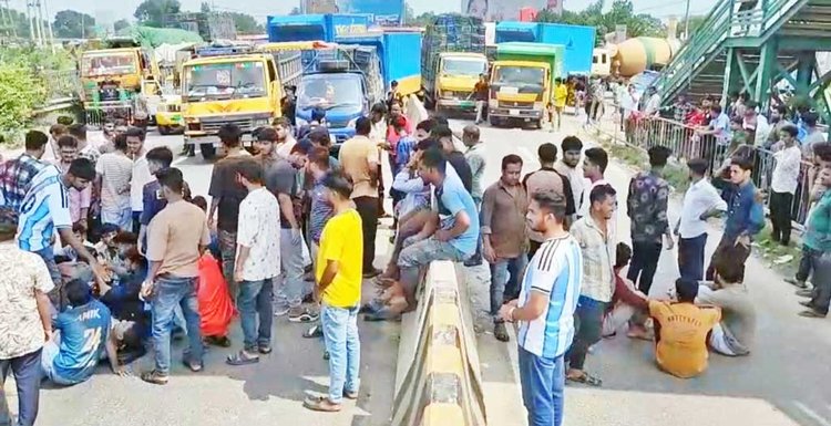 সারা দেশে রেলপথ-সড়ক পথ অবরোধ করে শিক্ষার্থীদের বিক্ষোভ। ছবি: আজকের পত্রিকা