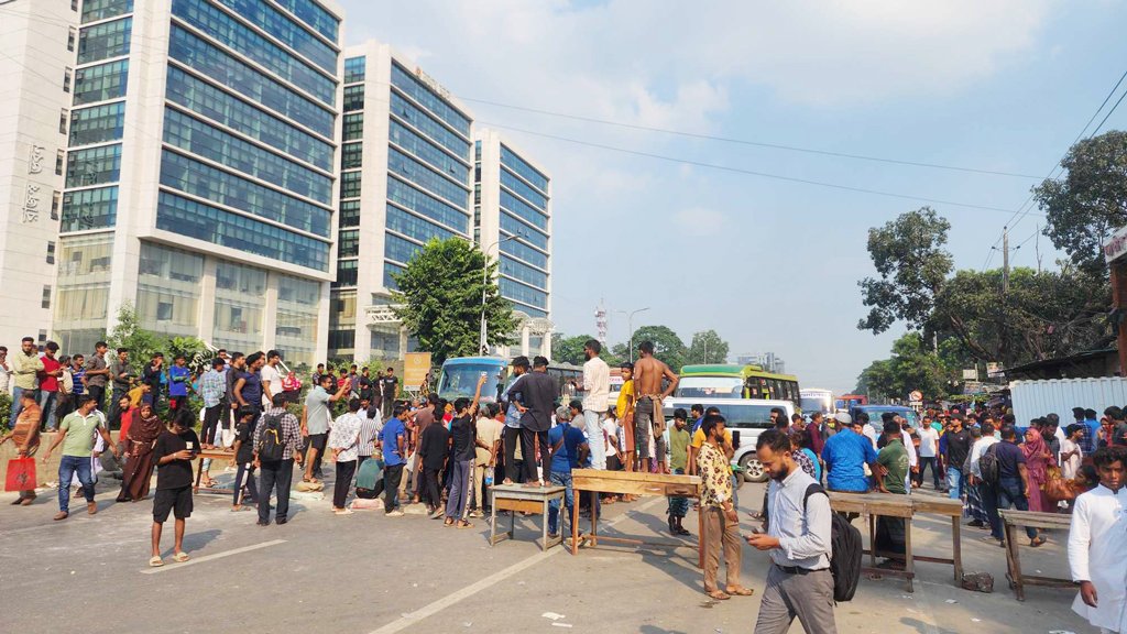 স্বাস্থ্য উপদেষ্টার গাড়ি আটকে সড়ক অবরোধ জুলাই আন্দোলনে আহতদের