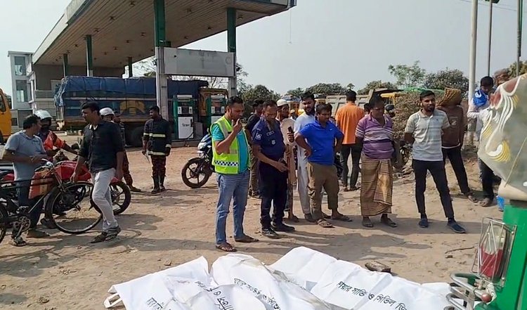 কুষ্টিয়া সদর উপজেলার বাইপাস সড়কে আজ শনিবার দুপুরে ট্রাকচাপায় নিহত অটোরিকশার যাত্রীদের মরদেহ উদ্ধার করা হয়। ছবি: আজকের পত্রিকা