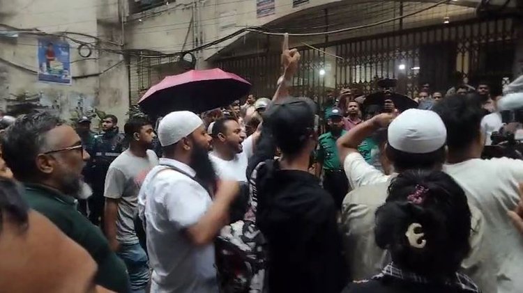 বিক্ষোভে ভুক্তভোগীরা নানা স্লোগান দেন। ছবি: ভিডিও থেকে নেওয়া
