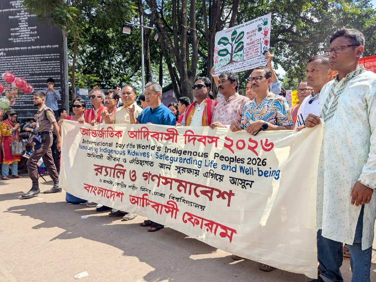 আন্তর্জাতিক আদিবাসী দিবস উপলক্ষে রোববার রাজধানীর কেন্দ্রীয় শহীদ মিনারে বর্ণাঢ্য সমাবেশ, আলোচনা সভা, সাংস্কৃতিক অনুষ্ঠান ও র্যালি অনুষ্ঠিত হয়েছে। ছবি: আজকের পত্রিকা