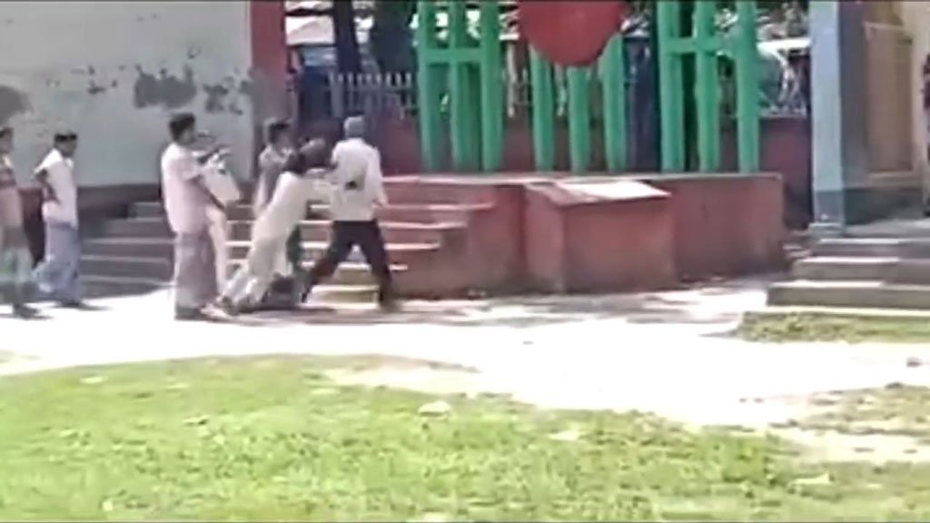অধ্যক্ষকে ধাক্কাতে ধাক্কাতে বের করে দেওয়া হলো কলেজ থেকে