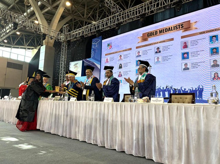 বিইউএফটির দ্বিতীয় সমাবর্তন অনুষ্ঠানে প্রধান অতিথি ছিলেন শিল্প মন্ত্রণালয় ও গৃহায়ণ এবং গণপূর্ত মন্ত্রণালয়ের উপদেষ্টা আদিলুর রহমান খান। ছবি: আজকের পত্রিকা