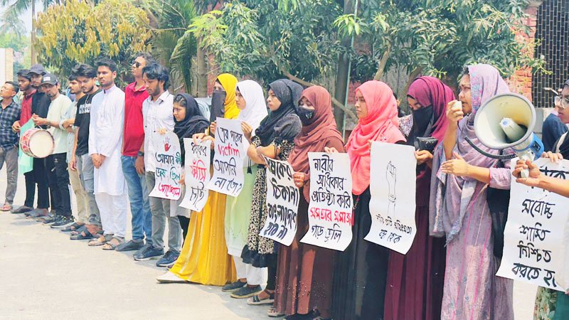 গদখালীতে তরুণীকে সংঘবদ্ধ ধর্ষণ, জড়িতদের প্রকাশ্যে ফাঁসির দাবিতে যশোরে বিক্ষোভ