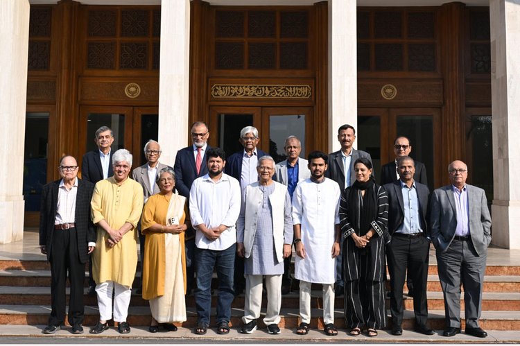 আজ বৃহস্পতিবার মধ্যাহ্নভোজন শেষে তেজগাঁওয়ে প্রধান উপদেষ্টার কার্যালয়ের সামনে দুই ছাত্র উপদেষ্টা। এ সময় প্রধান উপদেষ্টা, অর্থ, বাণিজ্য ও পরিবেশ উপদেষ্টাসহ অন্যরাও উপস্থিত ছিলেন। ছবি: প্রেস উইং