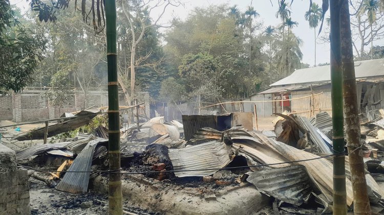 আগুনে পুড়ে গেছে ঘর। ছবি: আজকের পত্রিকা