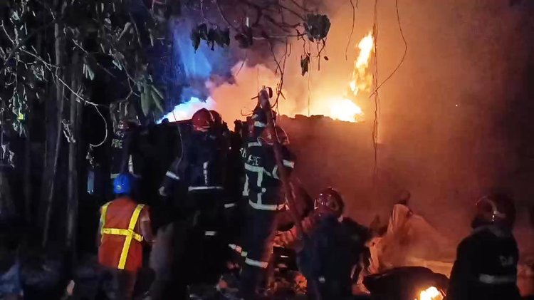 রাজধানীর খিলগাঁওয়ের তালতলা মার্কেটের পাশের একটি স-মিলে অগ্নিকাণ্ড। ছবি: আজকের পত্রিকা