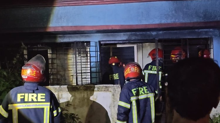 আগুন নিয়ন্ত্রণে কাজ করে ফায়ার সার্ভিসের তিনটি ইউনিট। ছবি: সংগৃহীত