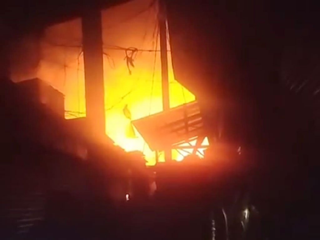 গভীর রাতে আগুনে পুড়ল অর্ধশত দোকান