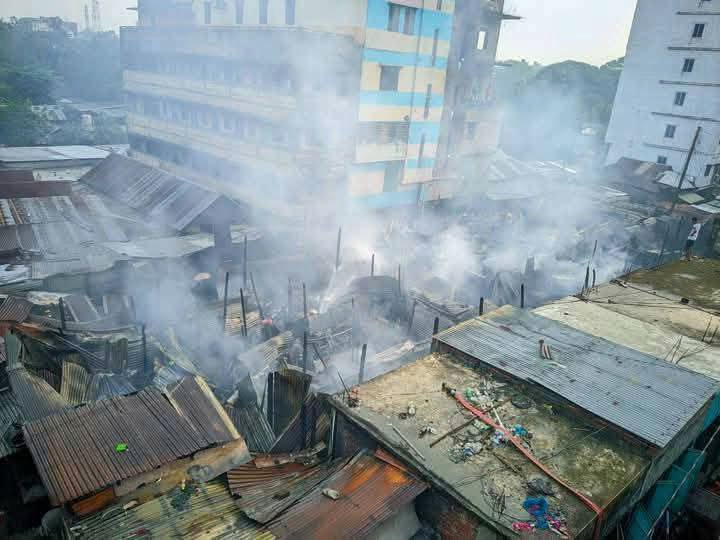 মুন্সিগঞ্জের শ্রীনগর বাজারে আগুন। ছবি: আজকের পত্রিকা