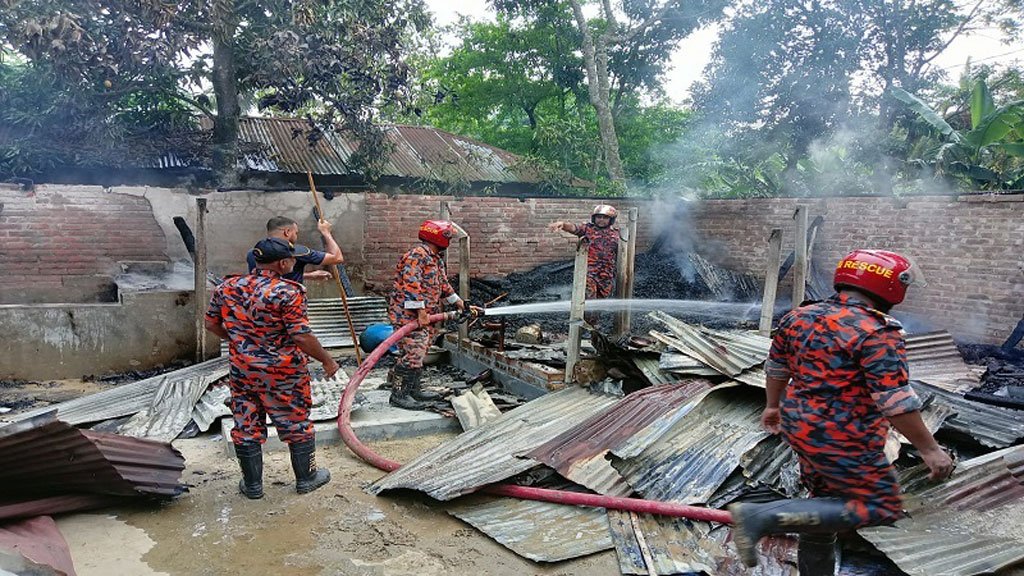 বিএনপি নেতার বিরুদ্ধে সেনাসদস্যের বাড়িতে হামলা-আগুন দেওয়ার অভিযোগ